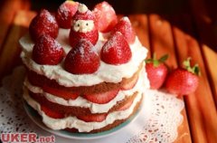 夏天英国人最爱吃的是什么？草莓加奶油！