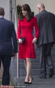 英国凯特王妃为圣诞节预热 红裙装光彩照人（图