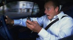 英国将重罚开车打手机行为 罚款200英镑