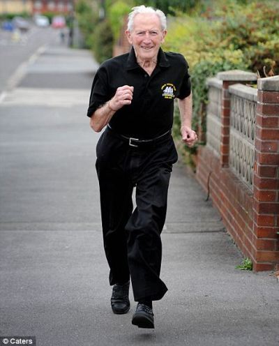 英国90岁老爷爷库帕爱跑步，称喜欢做运动的健康感觉