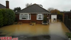 英国又遭狂风暴雨“侵袭” 圣诞节可能“泡汤”