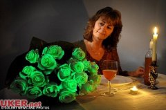 英国推出新型发光玫瑰 黑暗中可发出绿光