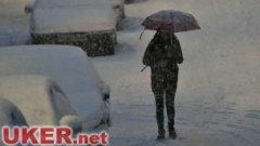 大雪来袭 英国交通、学校均受影响