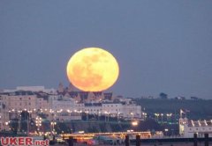英国近期奇异景象不断 送走日食又迎来橙色月亮