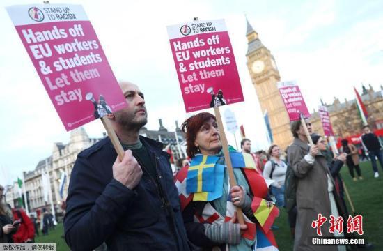 当地时间2017年3月13日，英国伦敦，民众在国会大厦前聚集示威
