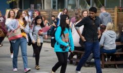 去年4600名国际学生滞留 英国签证政策遭质疑