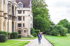 英国留学怎么选到大学“蓝筹股”？只看排名就