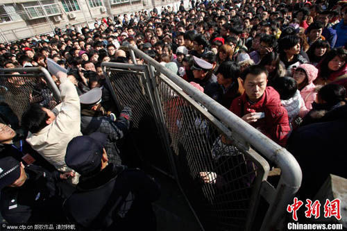 2月1日,在山东济南,近万名艺考生报考山东艺术学院,现场十分拥挤,不少考生被挤倒在地。