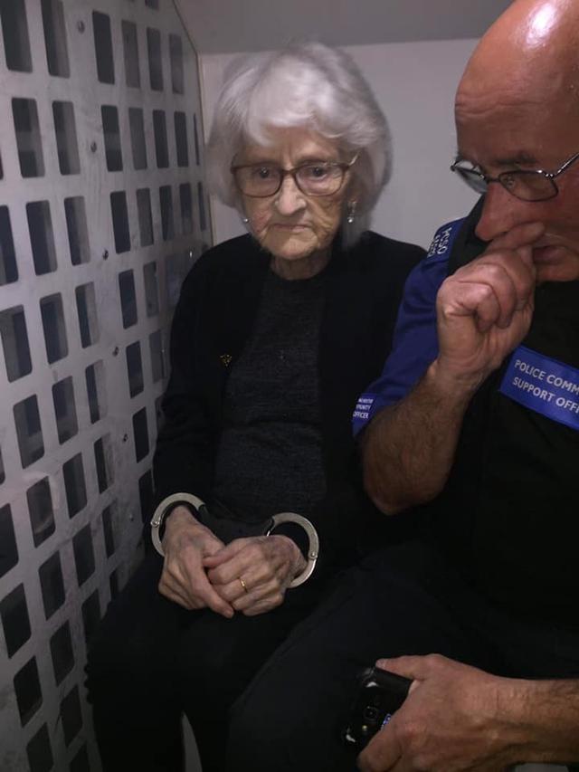 英93岁老太一生行善惟愿被捕一次，警方满足愿望老人开心戴手铐