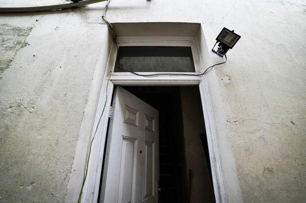 地下室频传恐怖尖叫，英夫妇2人录音器录下诡异怪声报警逃离老宅