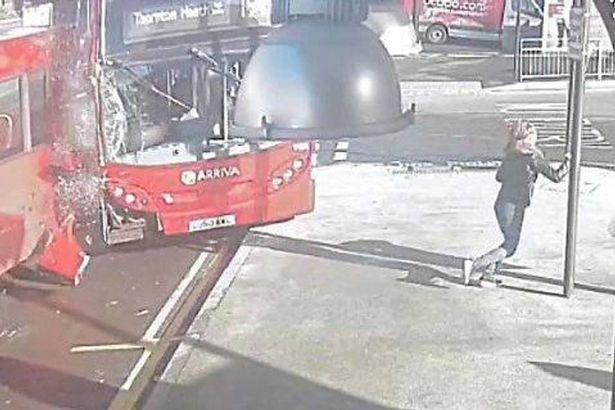 英30年驾龄公交老司机竟惨撞车站！是什么让他失了智又坐了牢？