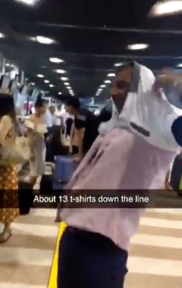 英男子机场行李超重，为省钱将15件衣服套身上，网友：老铁没毛病