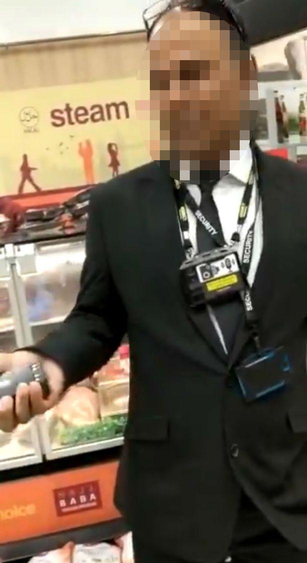 中国女孩在英国超市遭陌生男人辱骂，员工未阻拦：世界本就残酷