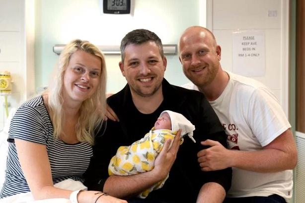 英国女子无私捐卵代孕为同性恋弟弟生娃，顺利产下女婴成“姨妈”