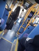 中国女子在伦敦乘公交遭当地男孩骚扰，放中文