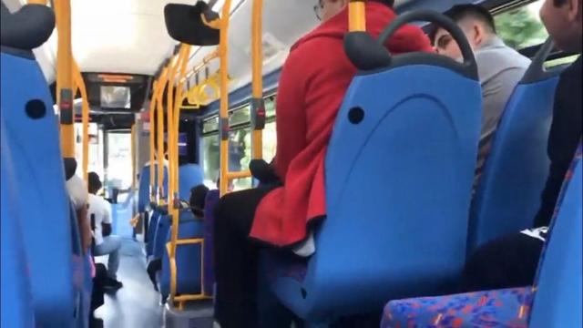 中国女子在伦敦乘公交遭当地男孩骚扰，放中文种族主义歌大肆嘲笑