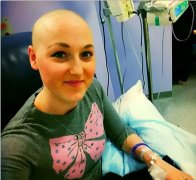 英女子被误诊乳腺癌，经数月化疗头发掉光双乳
