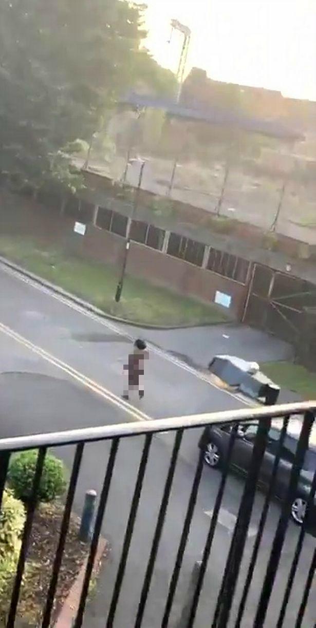 英国女子难忍酷暑天竟大胆裸露出街，浑身一丝不挂还能昂首阔步