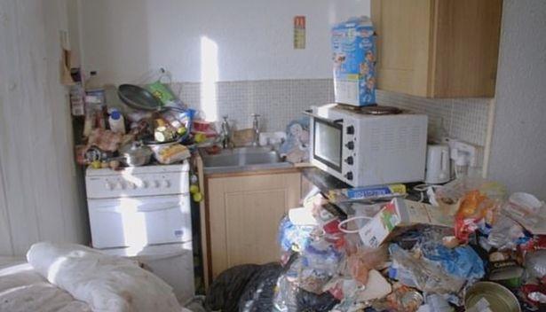 英国女租房3月家中垃圾遍地无处放脚，成人“尿不湿”堆到马桶高