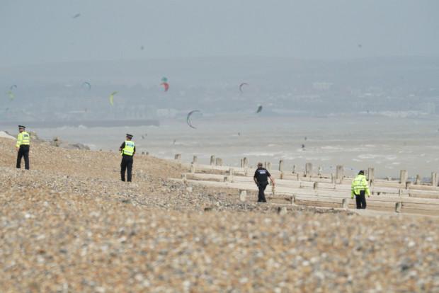 英国民众靠近海滩出现眼睛灼烧或呕吐症状，5辆救护车奔向事发地
