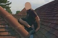 英国男子花高价雇专业修理工整修屋顶，完工一