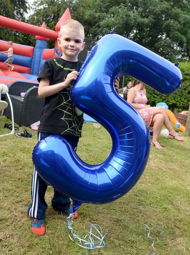 英国5岁男孩因家贫从未过生日，父母省吃俭用贷款为其办生日派对
