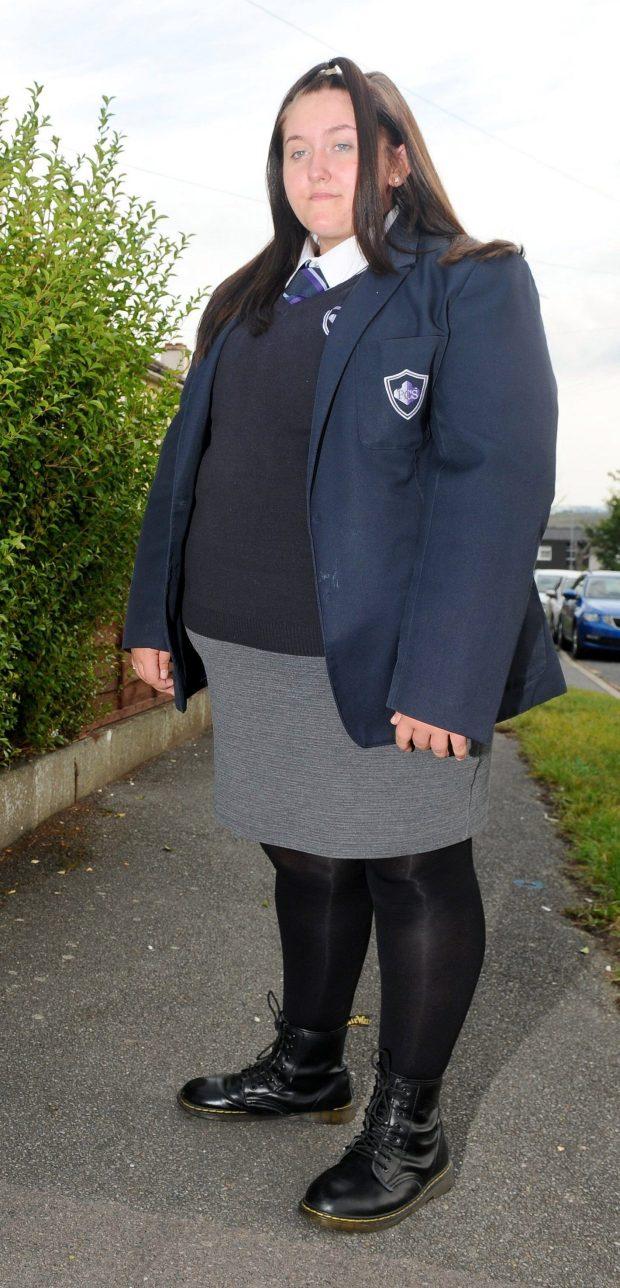 英14岁女身材健硕，穿不上校裙遭学校停课，哭诉：不把我当人看