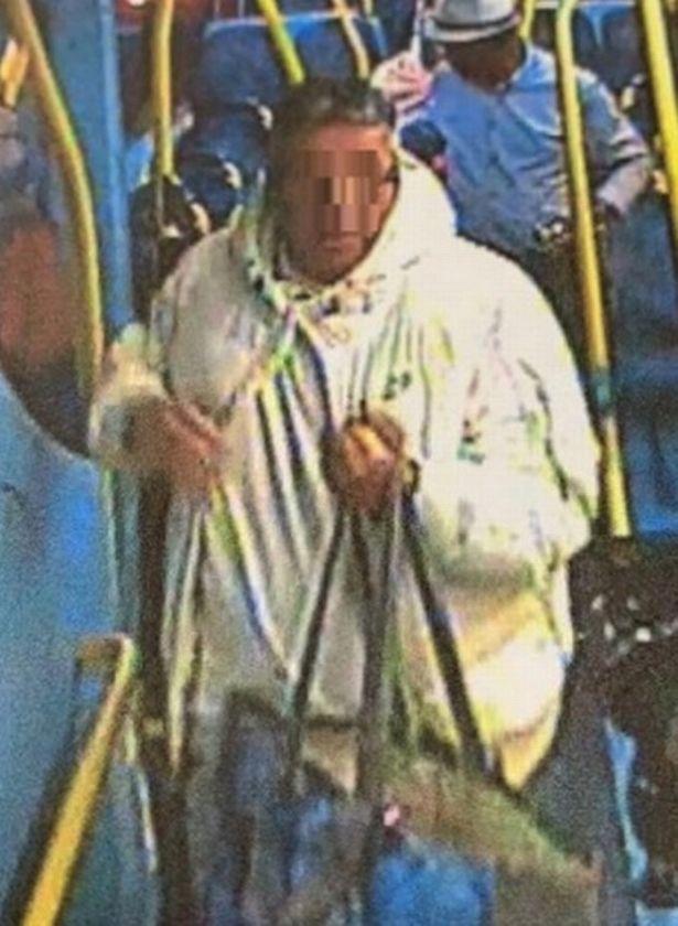 英国男子在公交车上旁若无人大便后淡定离开，周围乘客一脸懵逼