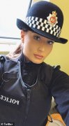 英美女警官跳河救娃爆红，男网友发评论狂轰滥