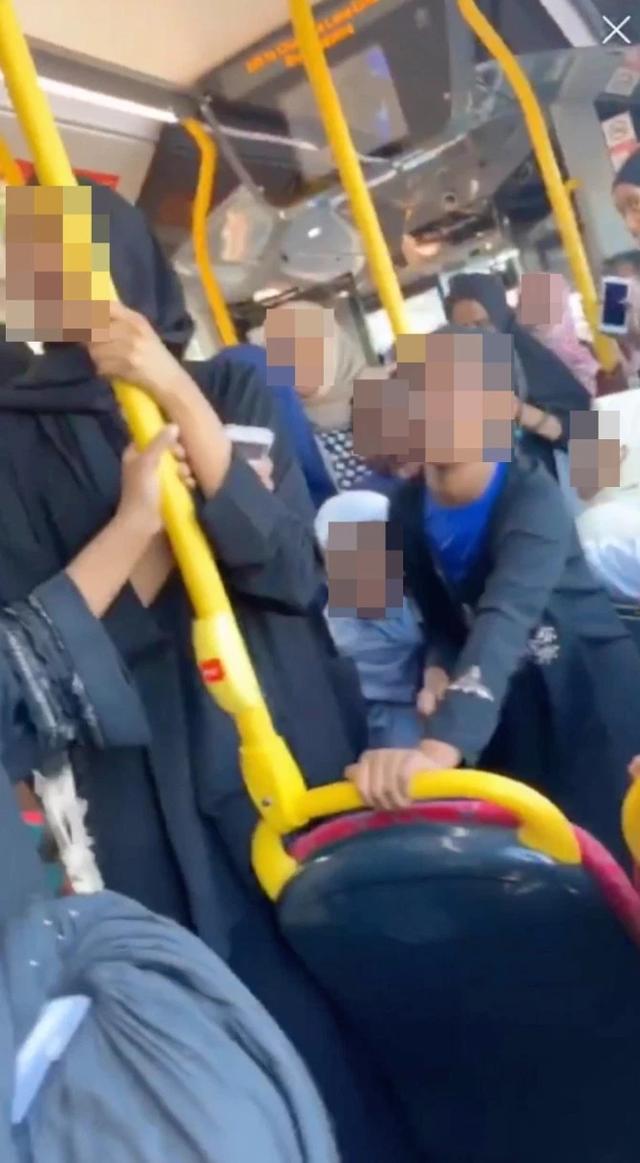 亚裔男子在英国公交车被种族歧视，女子对其怒吼：滚回贫民窟去