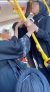 亚裔男子在英国公交车被种族歧视，女子对其怒