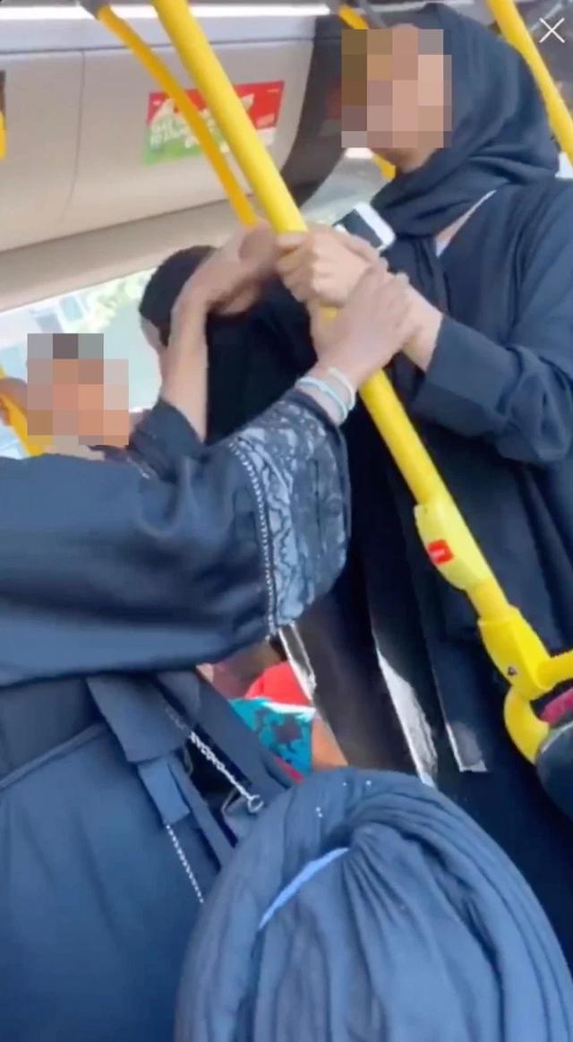 亚裔男子在英国公交车被种族歧视，女子对其怒吼：滚回贫民窟去