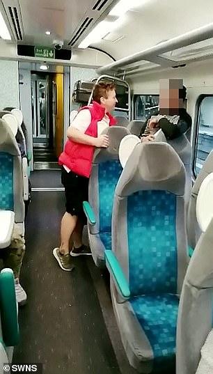 英国女朝3黑人及亚洲人吼“滚回老家”，路人阻止被喷不是英国人