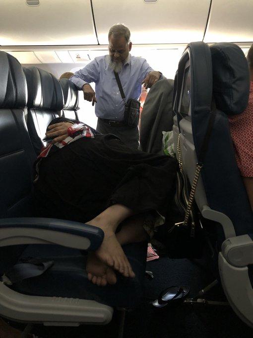 这就是爱！美国男子为让妻子躺着睡觉，在飞机上站了6小时引热议