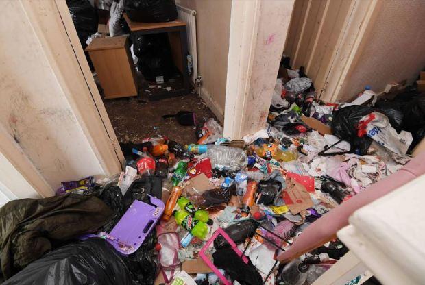 英房东租房给一家五口收房时吐了：垃圾腐烂食物遍地，床上堆粪便