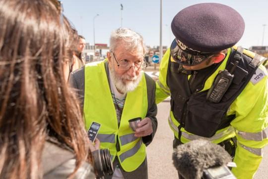 英91岁老人抗议气候变化被捕，淡定喝茶走红：地球变暖比二战糟
