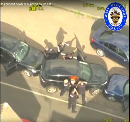 英国偷车贼被警方拦截，夺走警车碾压警察致骨盆断裂，被判12年
