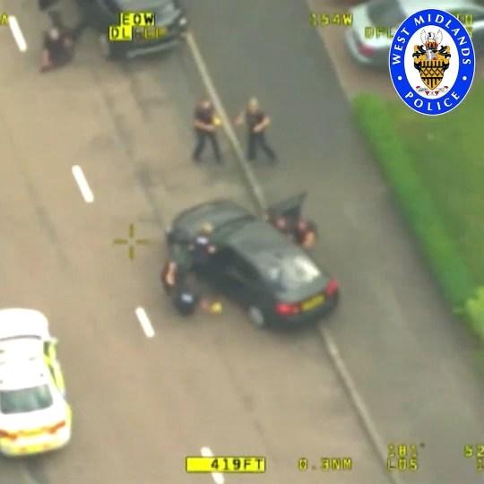英国偷车贼被警方拦截，夺走警车碾压警察致骨盆断裂，被判12年