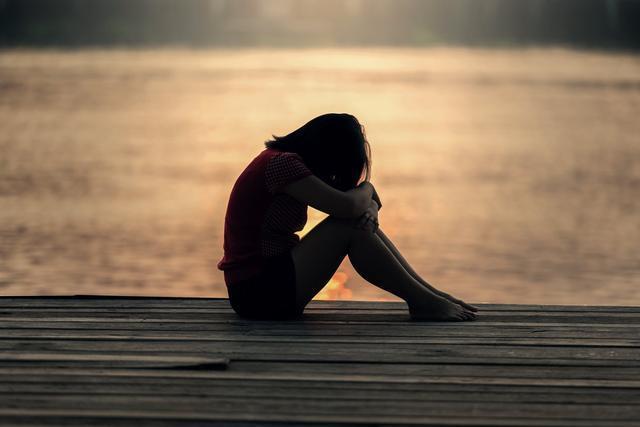 英国女子因男友自杀患抑郁症难以释怀，三年后在同一地点卧轨自杀