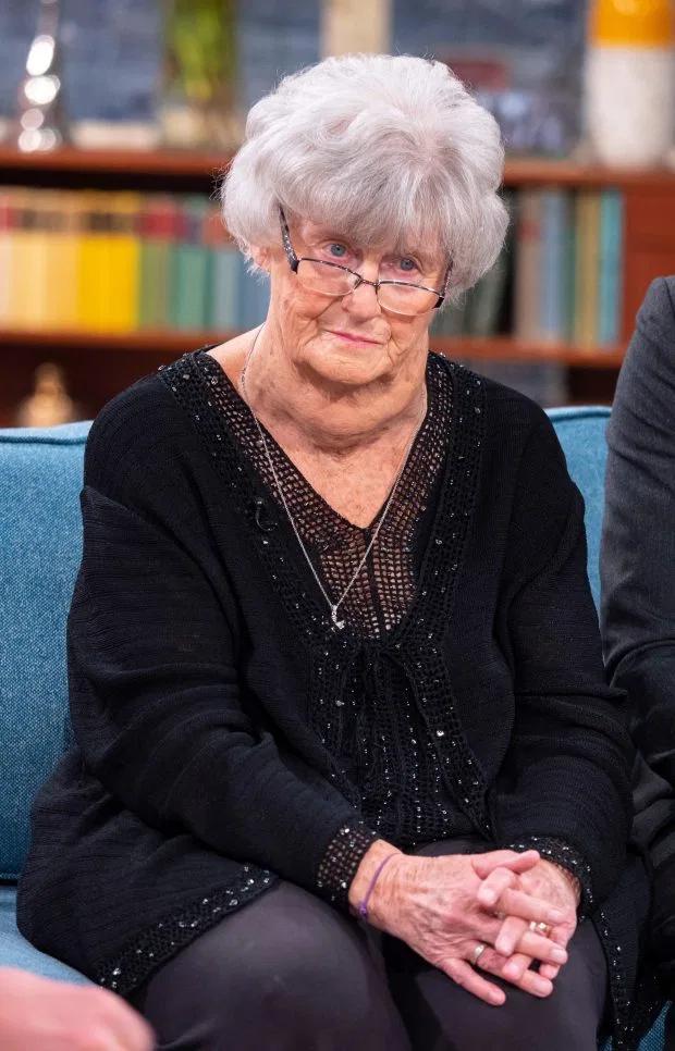 英国奶奶遭医院解雇后上诉：10年没请过病假，不会用电脑被开除