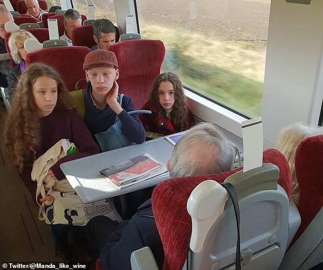 英国妈带三个娃坐火车遭老夫妻霸座，乘务员沟通无效为其免费升舱