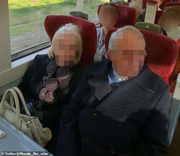 英国妈带三个娃坐火车遭老夫妻霸座，乘务员沟通无效为其免费升舱