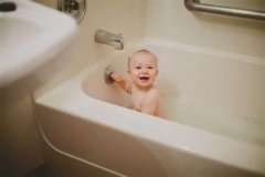 英国1岁大女婴独自洗澡将自己溺死，母亲被控过