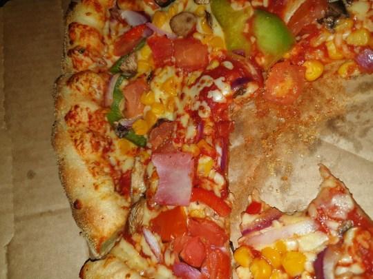 英国女素食者点素披萨，正吃着发现有火腿，痛哭：我被侮辱了