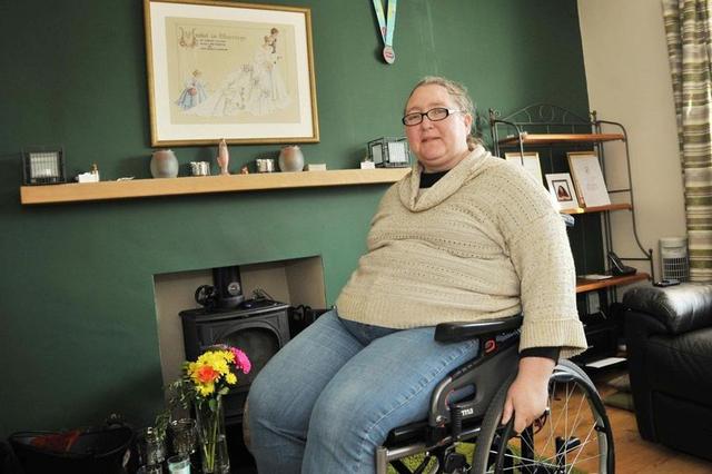 英女子扭伤脚踝5年难愈靠轮椅活动，为缓解疼痛恳求医生为其截肢