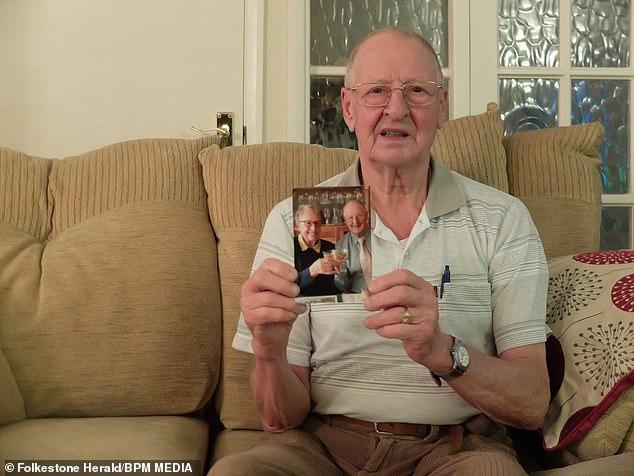英86岁老人偶然发现自己竟有同父异母妹妹，揭开父亲罗曼蒂克史