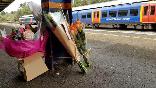 英国女孩因考试焦虑卧轨自杀，中途反悔欲爬上站台，突遭火车撞死