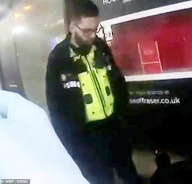 英国男子街头睡觉，警察担心其吸毒过量，热心为其打救命药送医院