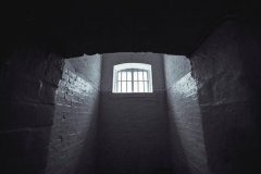 英国监狱搞私营，3年错放202名囚犯，有罪犯意外