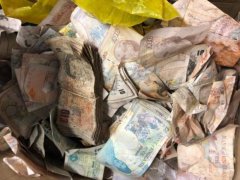 英国垃圾场工人从废弃保险柜淘到18万钞票，一分